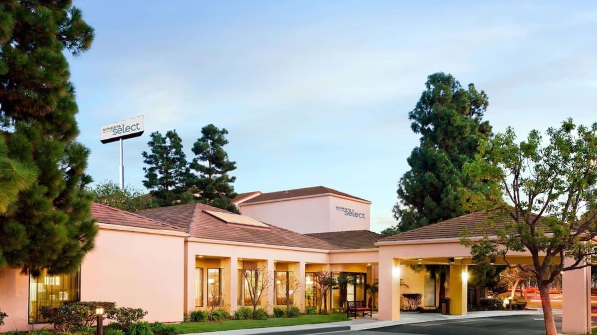 Entrance at Sonesta Select Los Angeles LAX El Segundo.