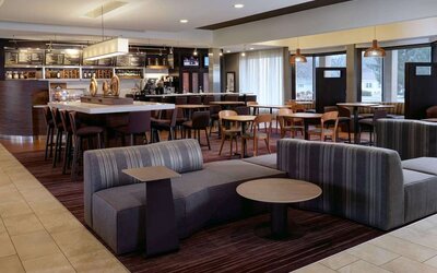 Dining area with comfortable seating at Sonesta Select Kansas City South Overland Park.