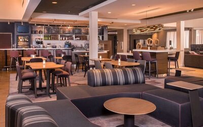 Dining area with comfortable seating, perfect for coworking at Sonesta Select Columbia.