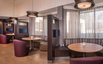 Coworking area at Sonesta Select Columbia.