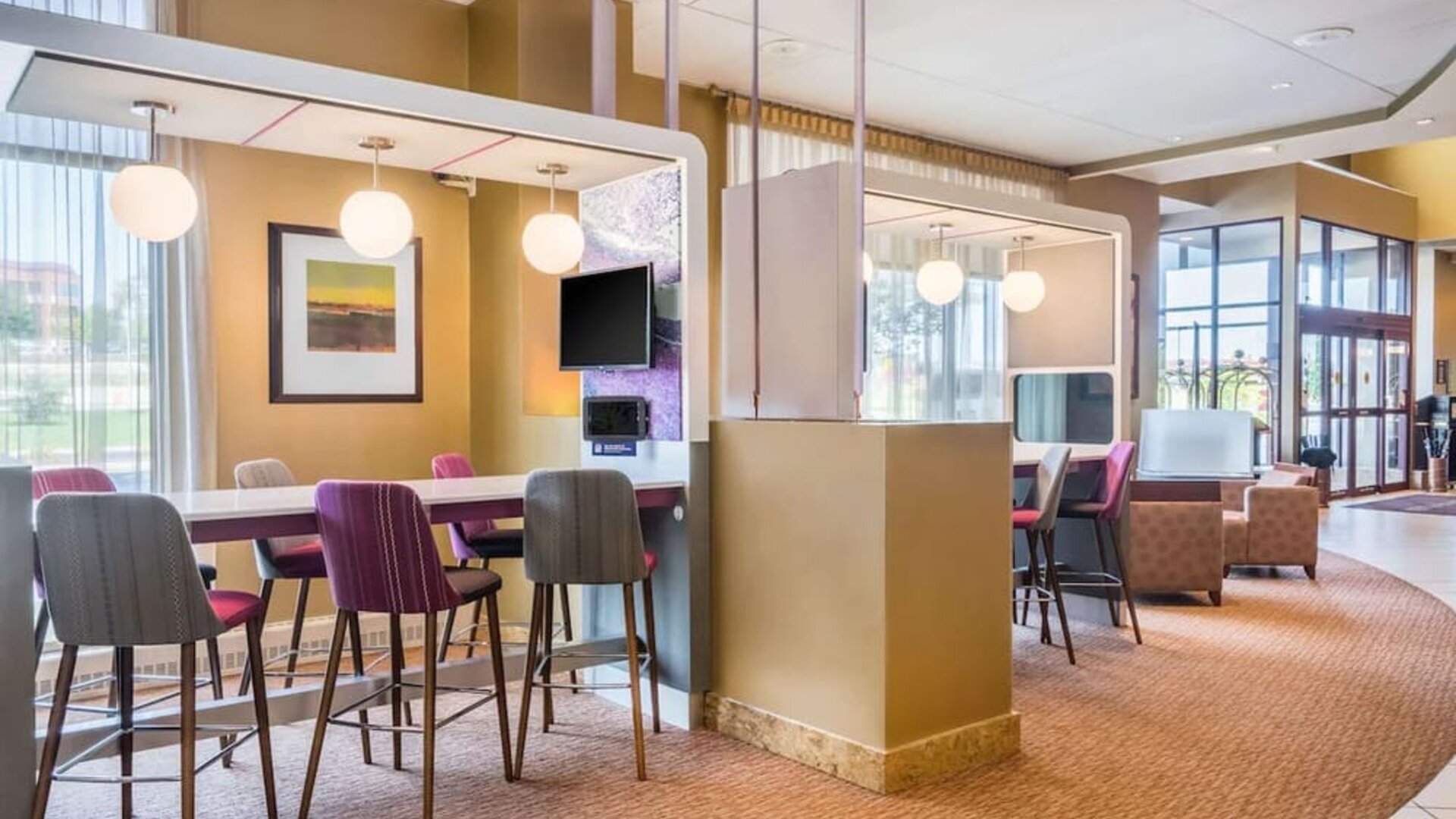 Dining area perfect for coworking at Sonesta Milwaukee West Wauwatosa.