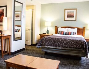 Day use room with private bathroom and lounge area at Sonesta ES Suites Dallas Las Colinas.