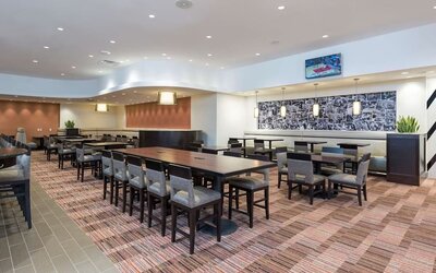 Dining area perfect for coworking at DoubleTree By Hilton Grand Rapids Airport.