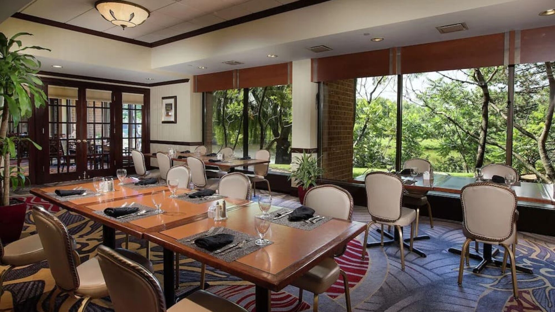 Dining area with a beautiful view perfect for coworking at DoubleTree By Hilton Lisle-Naperville.