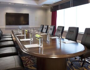 Meeting room with natural light at DoubleTree By Hilton Lisle-Naperville.