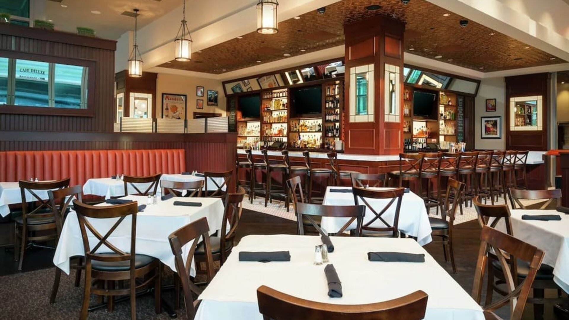 Hotel bar and dining area perfect for coworking at Hilton Garden Inn Washington DC/Georgetown Area.