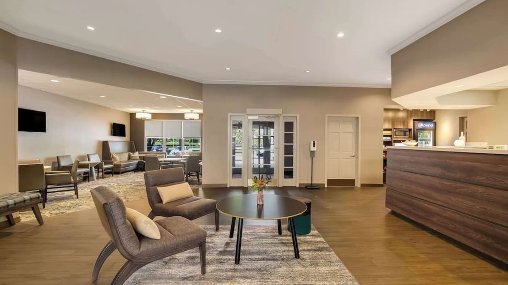 Lobby lounge with convenience store at Sonesta ES Suites Parsippany Morris Plains.