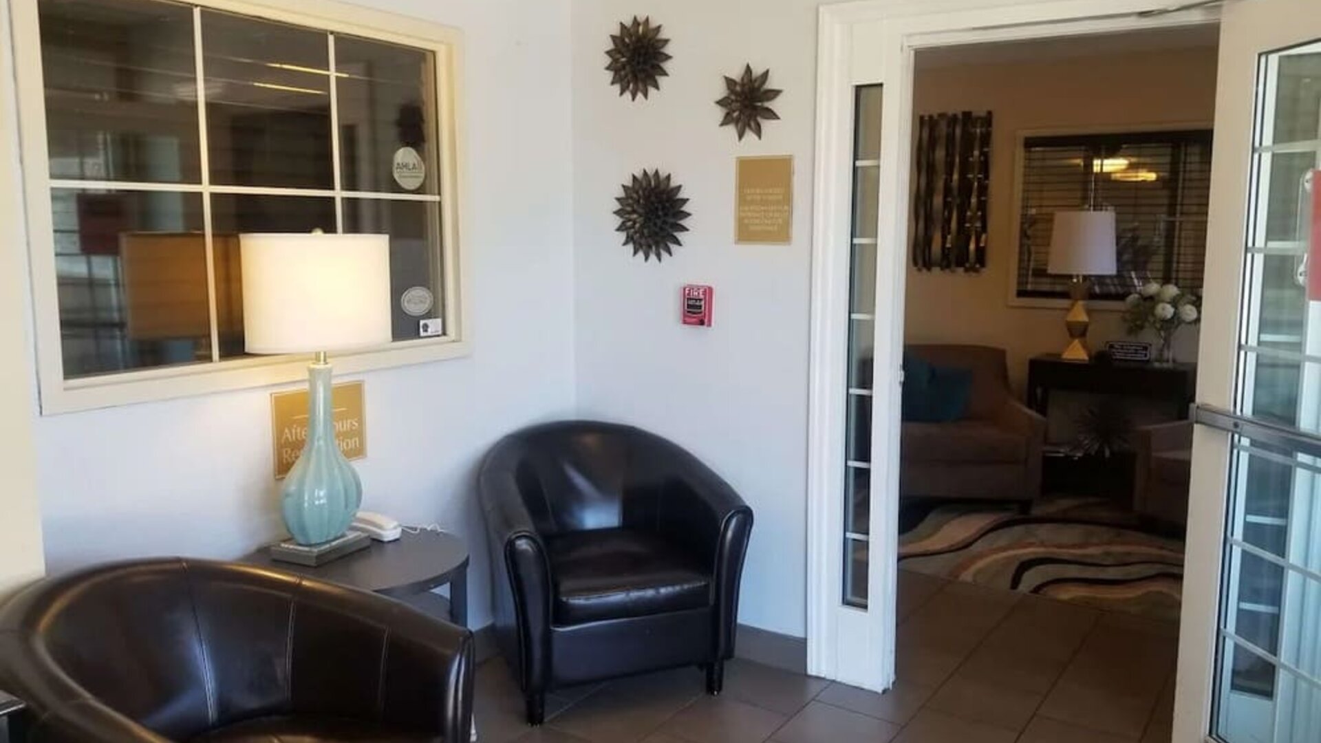 Comfortable lobby lounge at Sonesta Simply Suites Dallas Galleria.