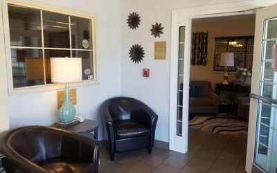 Comfortable lobby lounge at Sonesta Simply Suites Dallas Galleria.