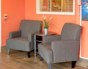 Lobby lounge at Sonesta Simply Suites Pittsburgh Airport.