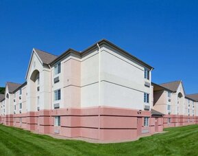 Exterior view of Sonesta Simply Suites Pittsburgh Airport.