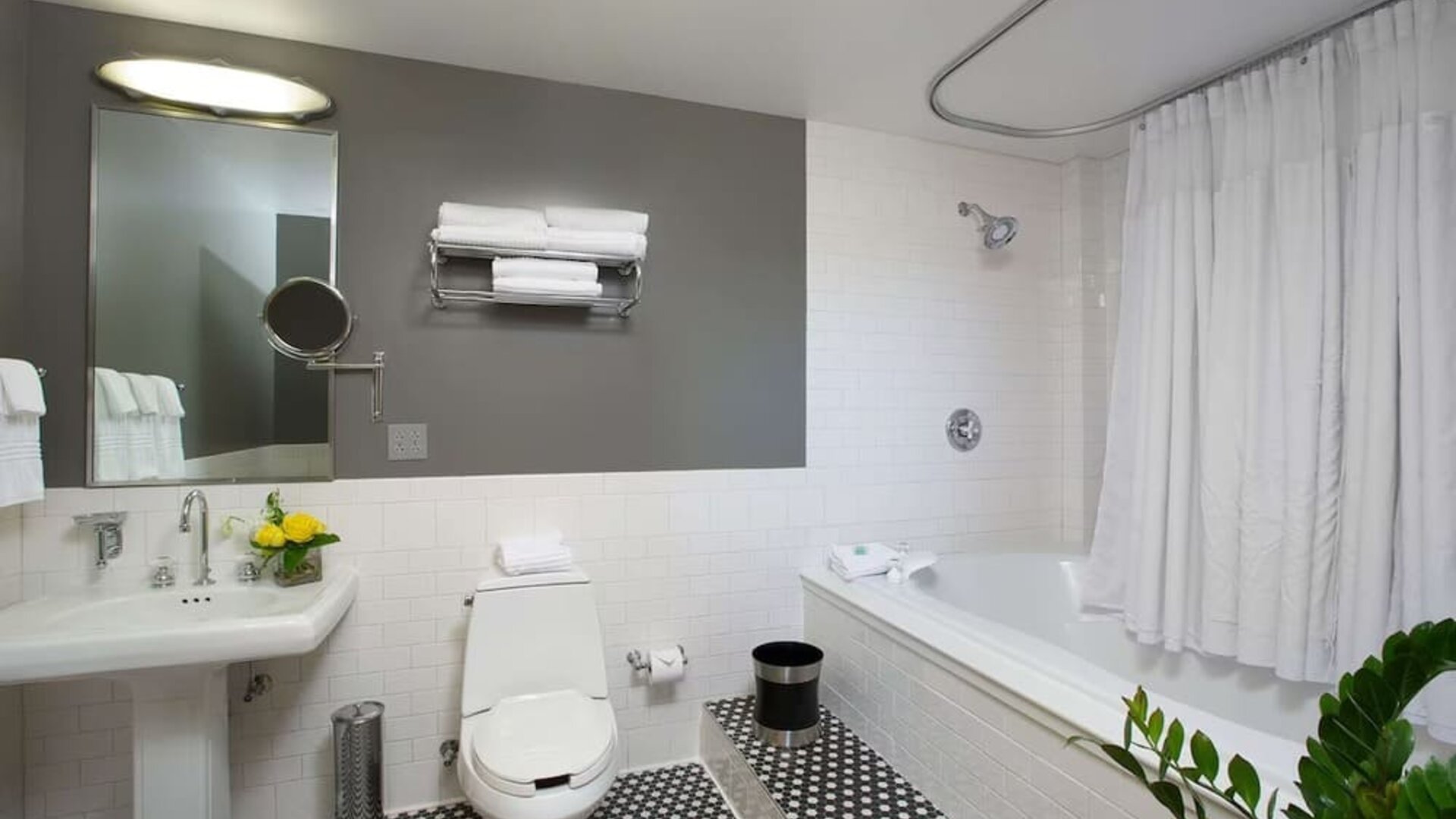 Private guest bathroom with combined shower and tub at Sonesta Columbus Downtown.