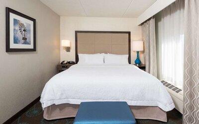 Day use room with natural light at Hampton Inn Bloomington.