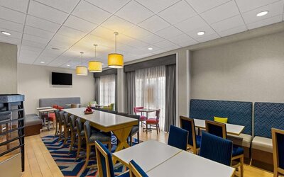 Dining area perfect for coworking at Hampton Inn Bloomington.