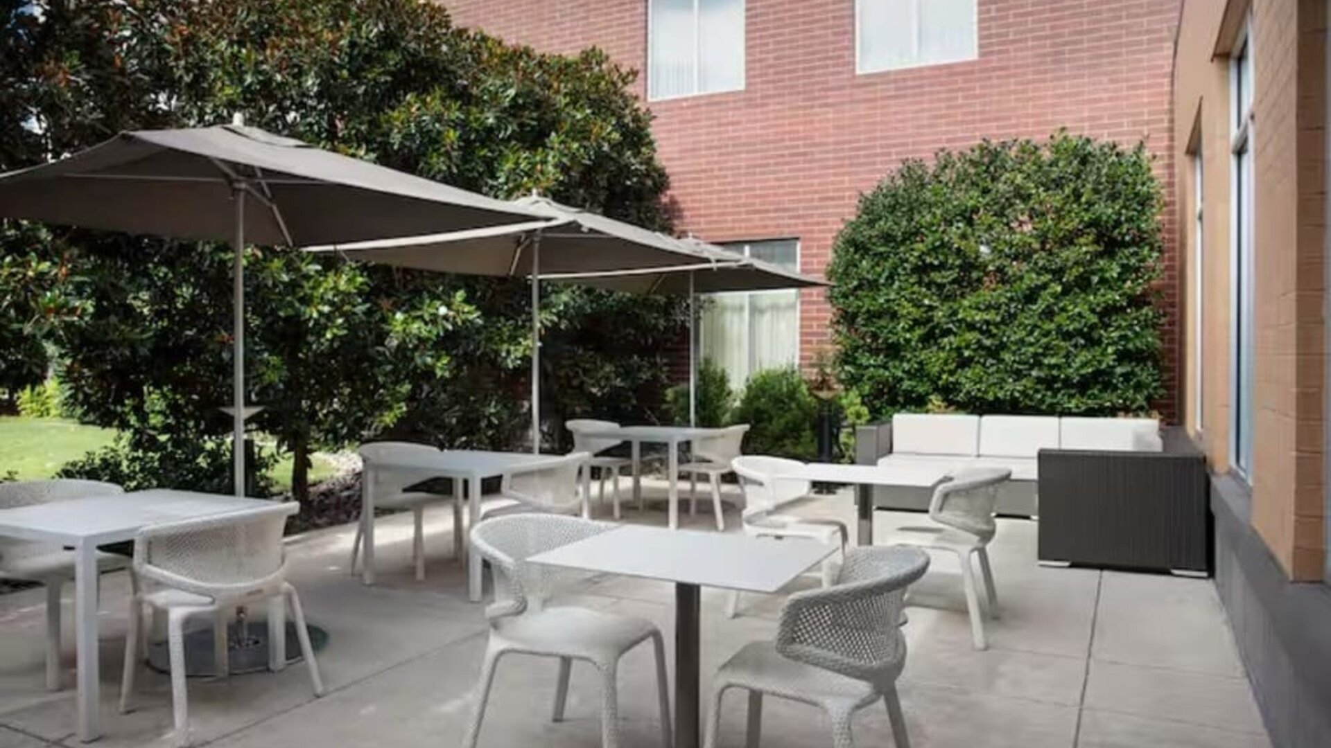 Courtyard perfect for coworking at Hilton Garden Inn Fort Worth Medical Center.