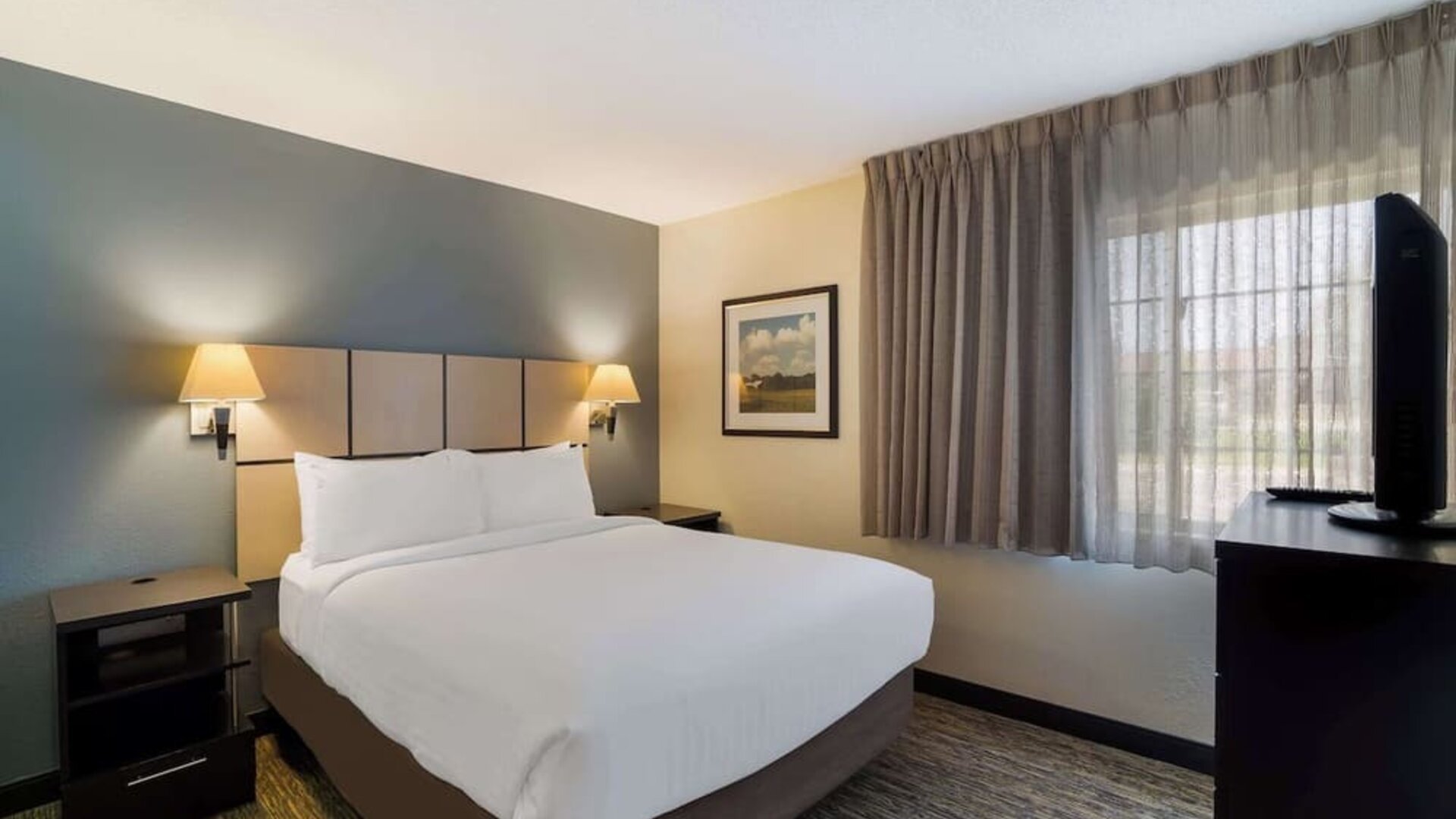 King bed at Sonesta Simply Suites Des Moines.