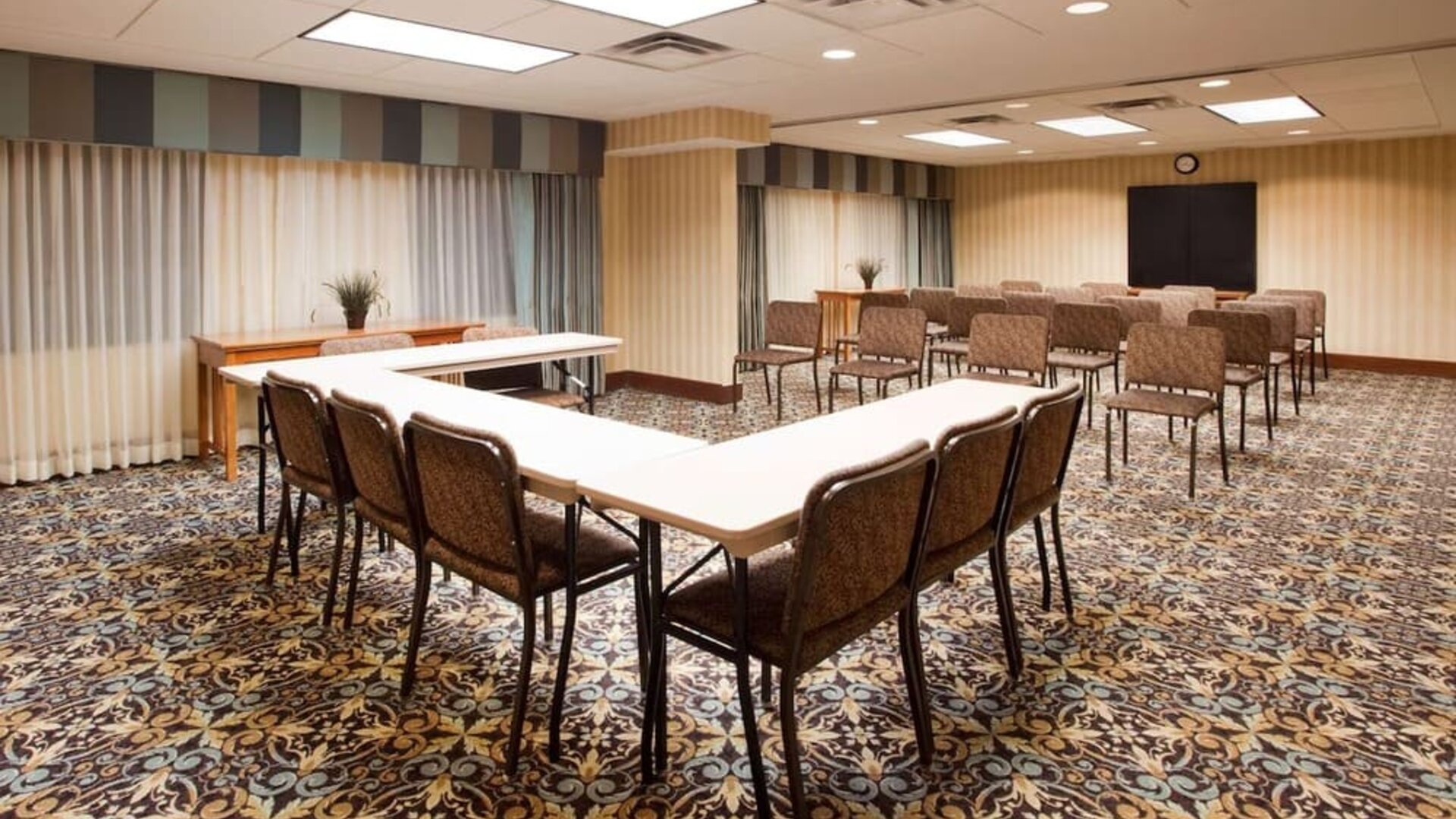 Professional meeting room at Sonesta ES Suites Atlanta - Perimeter Center.