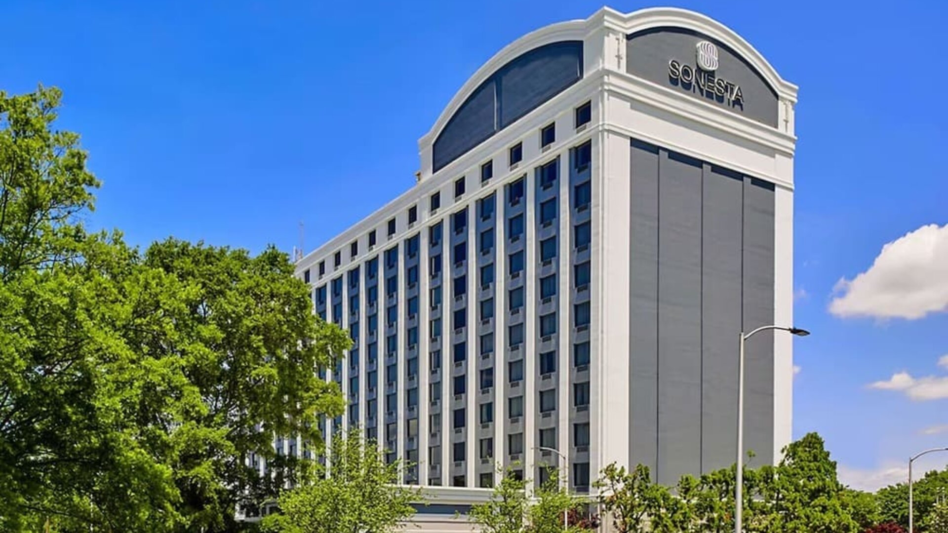 Exterior view and parking area at Sonesta Atlanta Airport North.