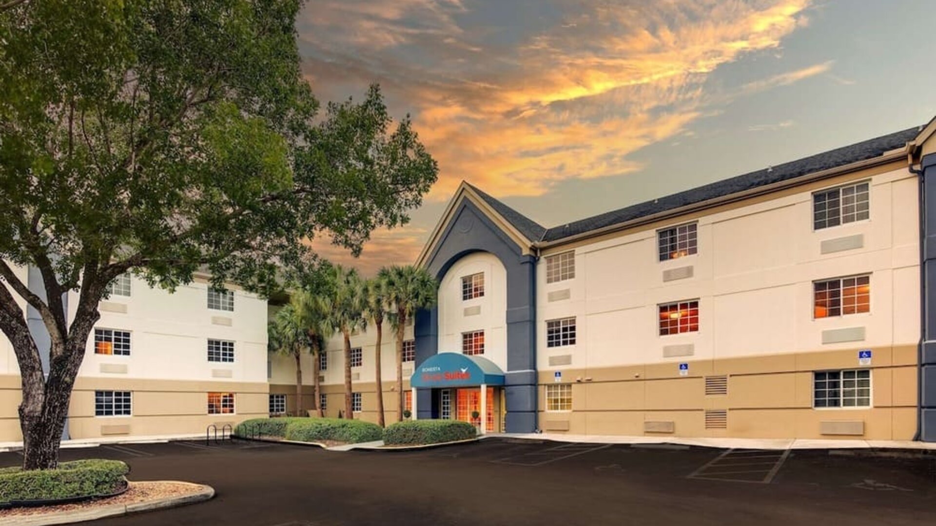 Exterior view and parking area at Sonesta Simply Suites Miami Airport Doral.