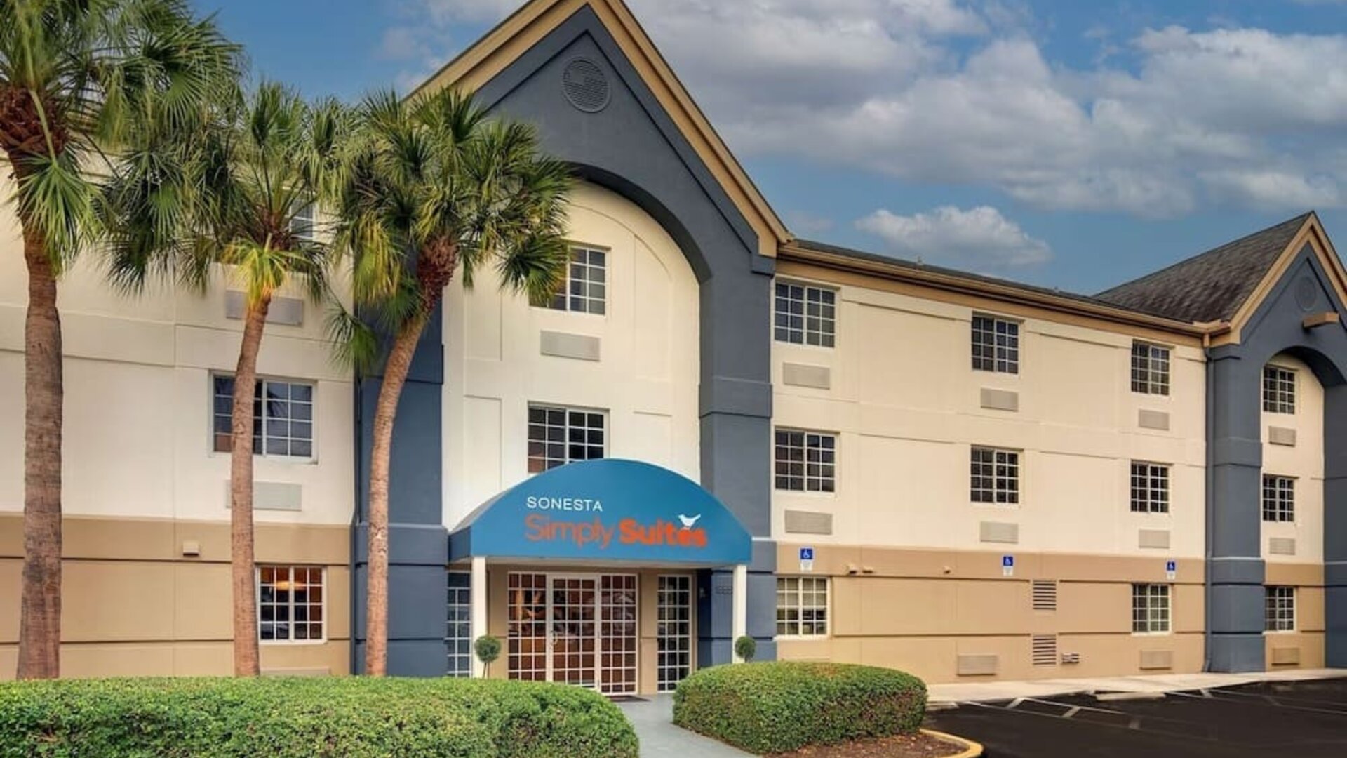 Exterior view of Sonesta Simply Suites Miami Airport Doral.
