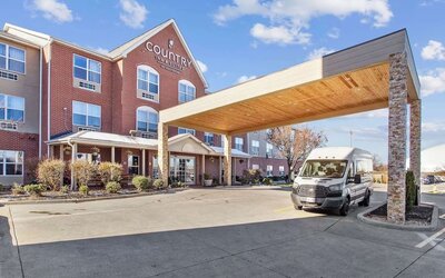 Exterior view and parking area at Country Inn & Suites By Radisson, Chicago O'Hare South.