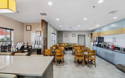 Dining area at Country Inn & Suites By Radisson, Chicago O'Hare South.