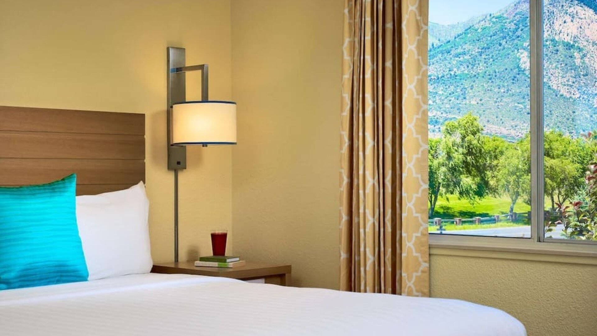 King bed at Sonesta ES Suites Flagstaff.