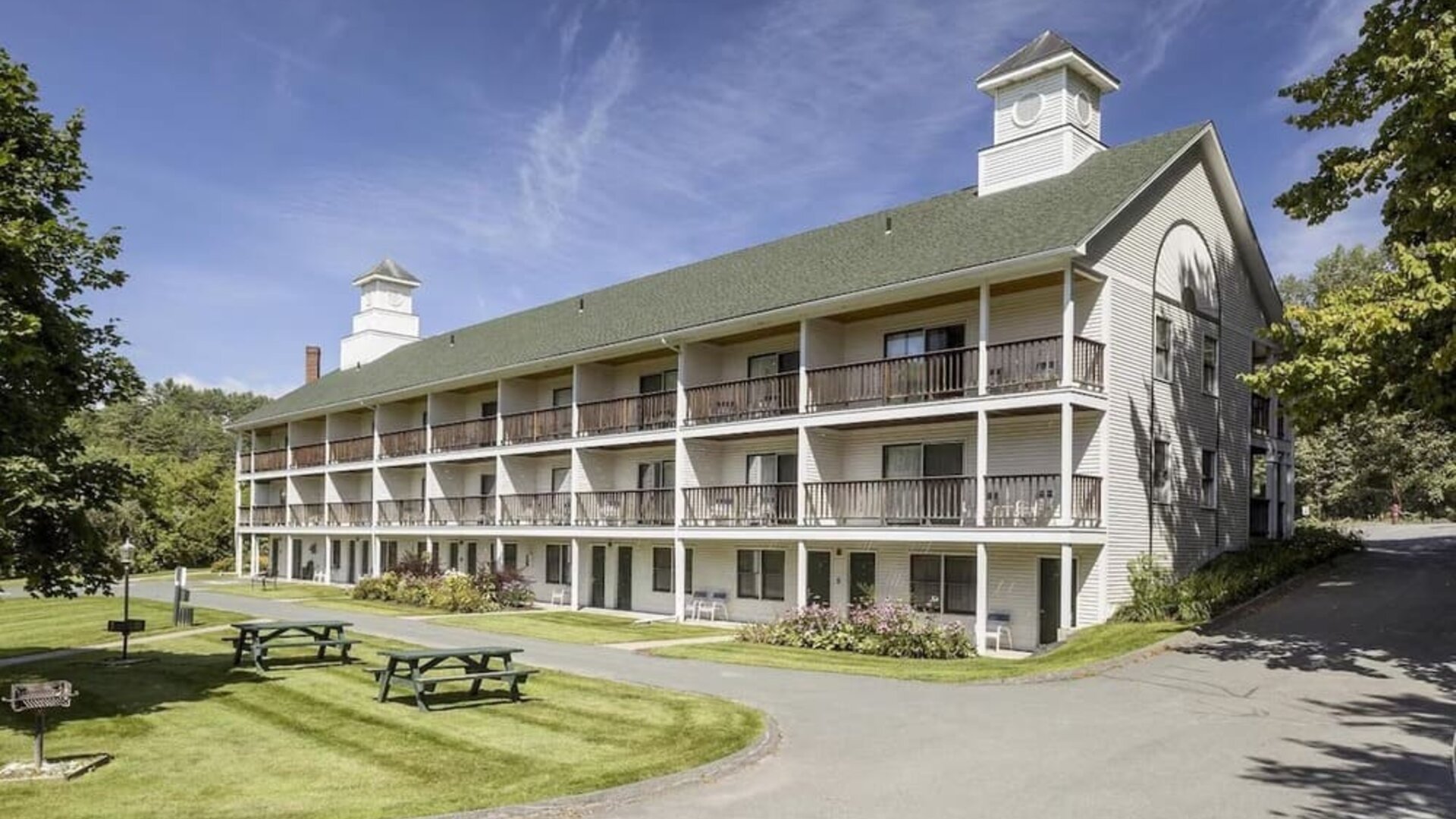 Hotel picnic area at Fairbanks Inn.