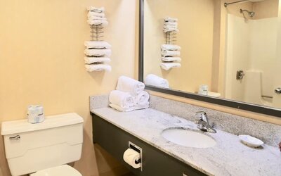 Day room with private bathroom at Fairbanks Inn.