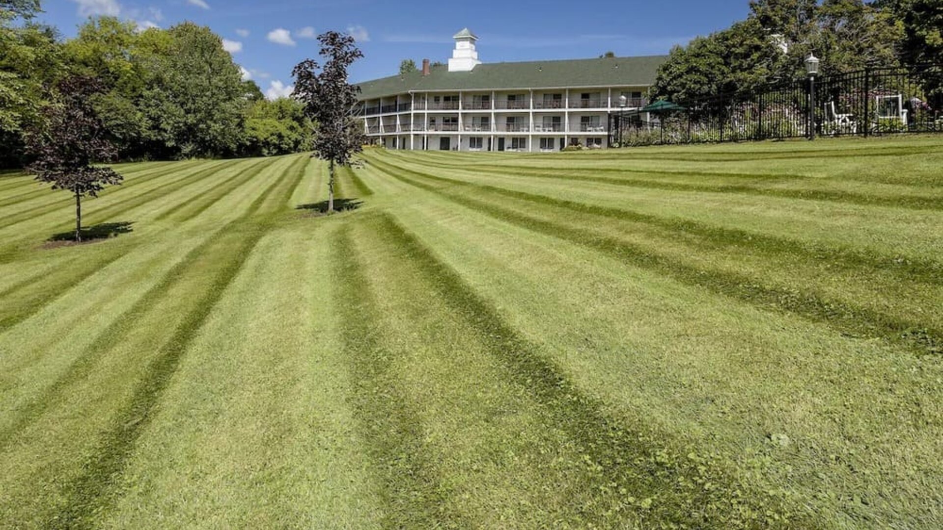 Large hotel garden at Fairbanks Inn.