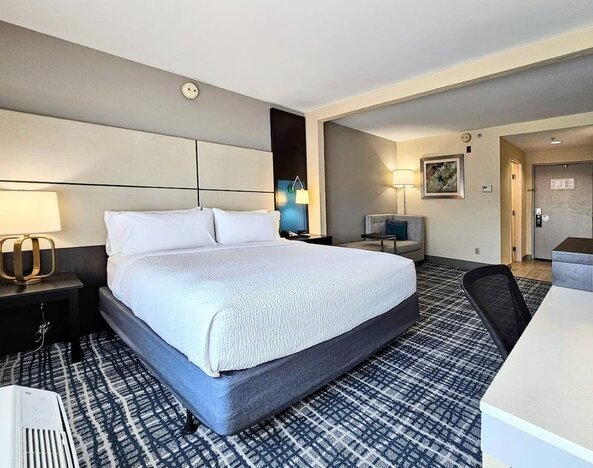 Bright and spacious day use room with workdesk at Holiday Inn Belcamp - Aberdeen Area.