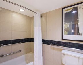 Private guest bathroom with combined shower and tub at Sonesta ES Suites Chicago Downtown Magnificent Mile - Medical.