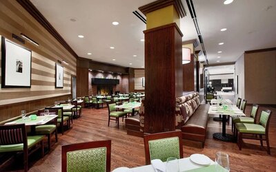 Dining area perfect for coworking at Hilton Rosemont/Chicago O'Hare.