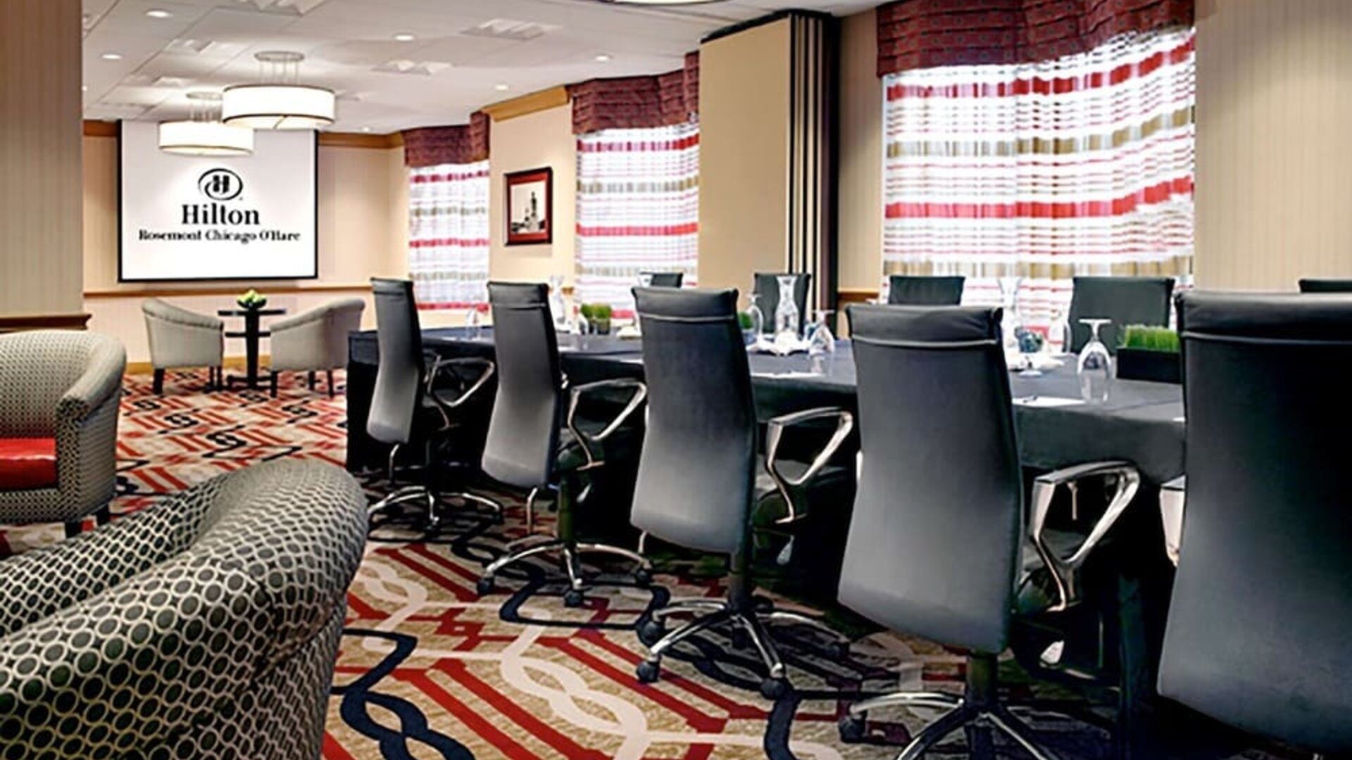 Professional meeting room at Hilton Rosemont/Chicago O'Hare.