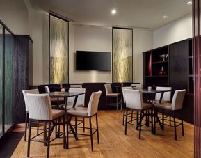 Dining area perfect for coworking at Hilton Rosemont/Chicago O'Hare.