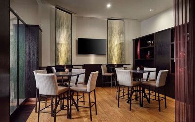 Dining area perfect for coworking at Hilton Rosemont/Chicago O'Hare.