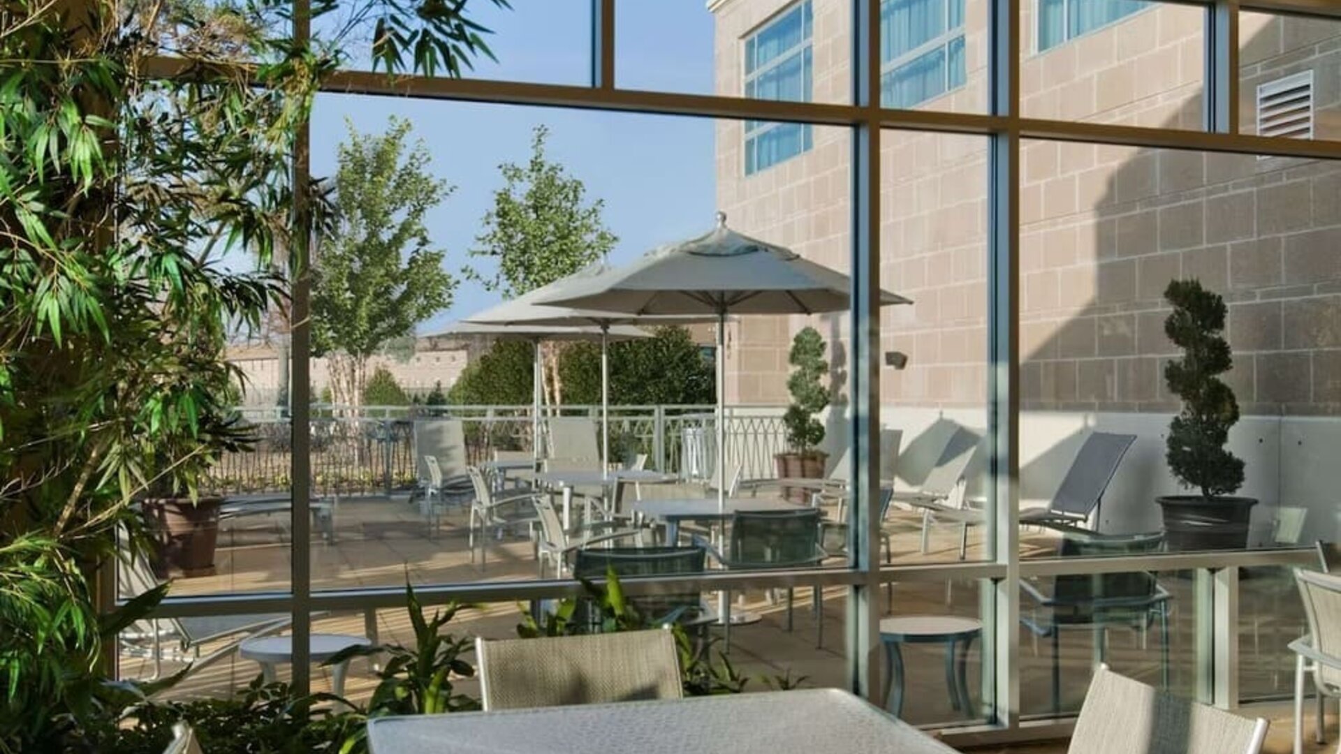 Courtyard perfect for coworking at Embassy Suites By Hilton Hampton Convention Center.