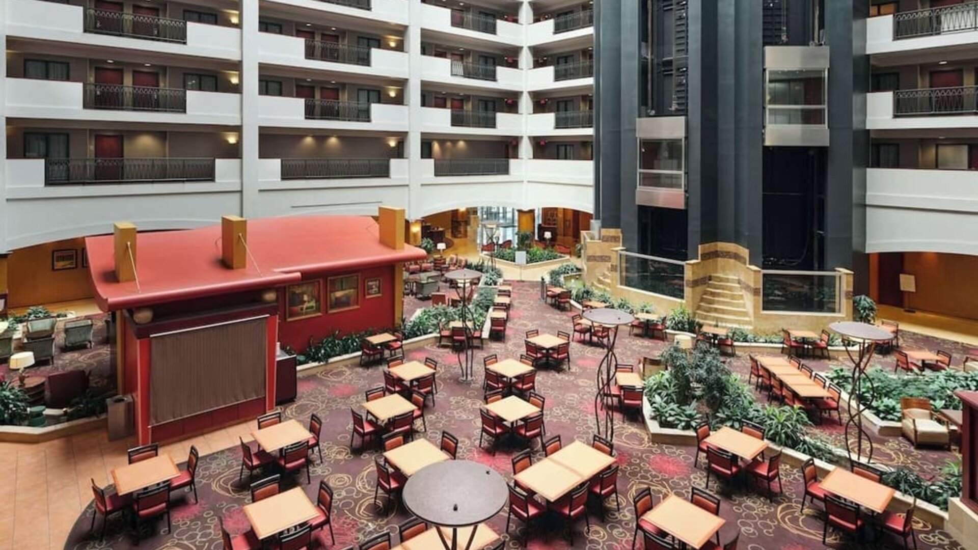 Dining area perfect for coworking at Embassy Suites By Hilton Hampton Convention Center.