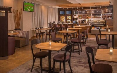 On-site restaurant at Sonesta Select Arlington Rosslyn.