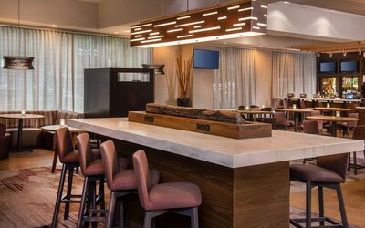 Dining area and workspace at Sonesta Select Arlington Rosslyn.