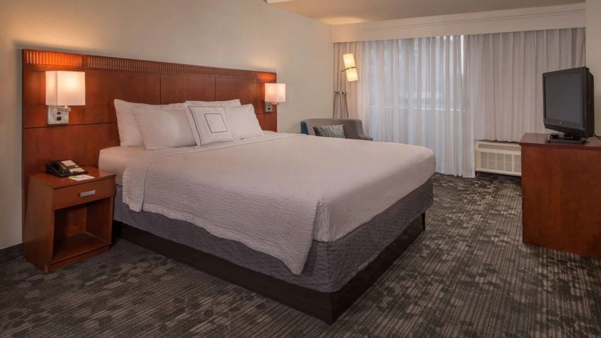 King bed at Sonesta Select Arlington Rosslyn.