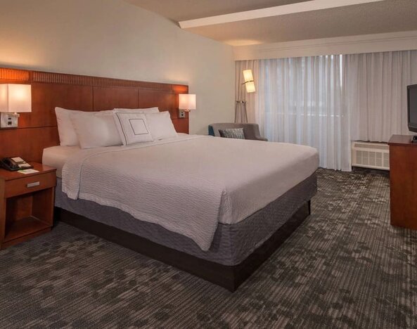 King bed at Sonesta Select Arlington Rosslyn.