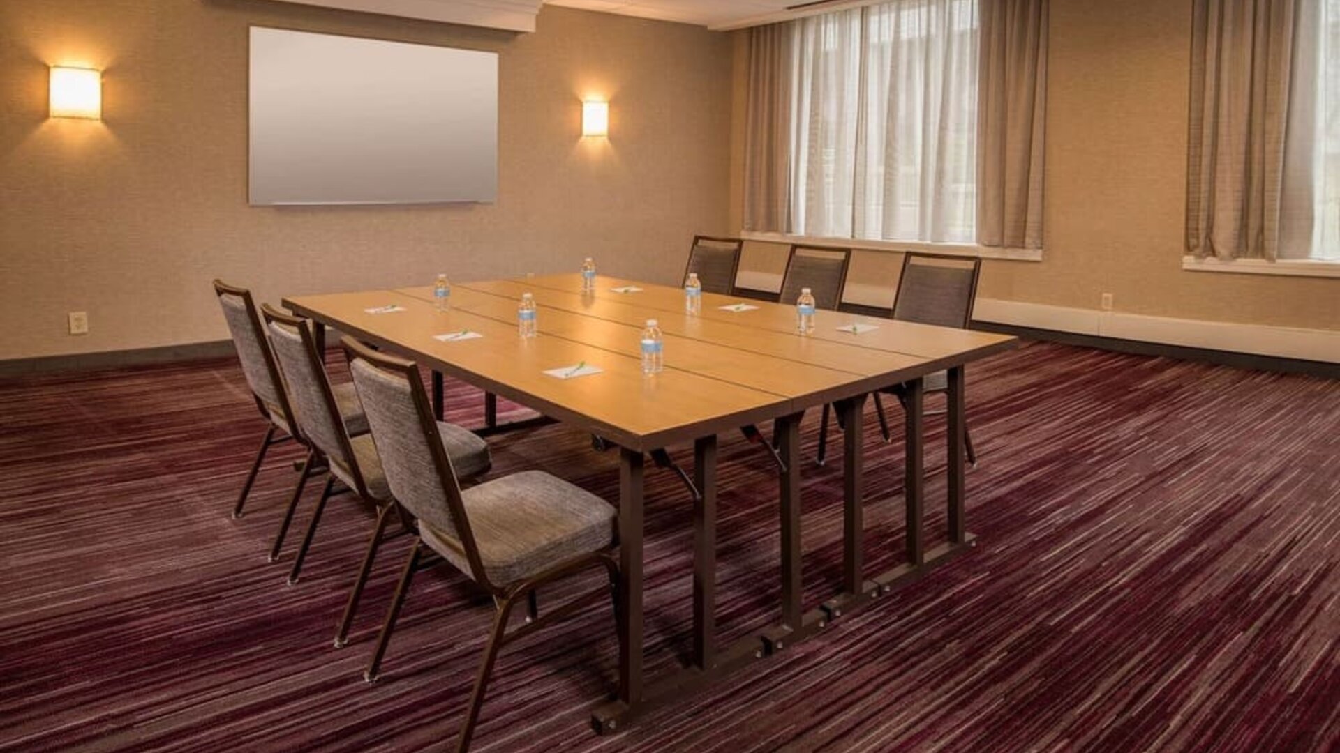 Professional meeting room at Sonesta Select Arlington Rosslyn.