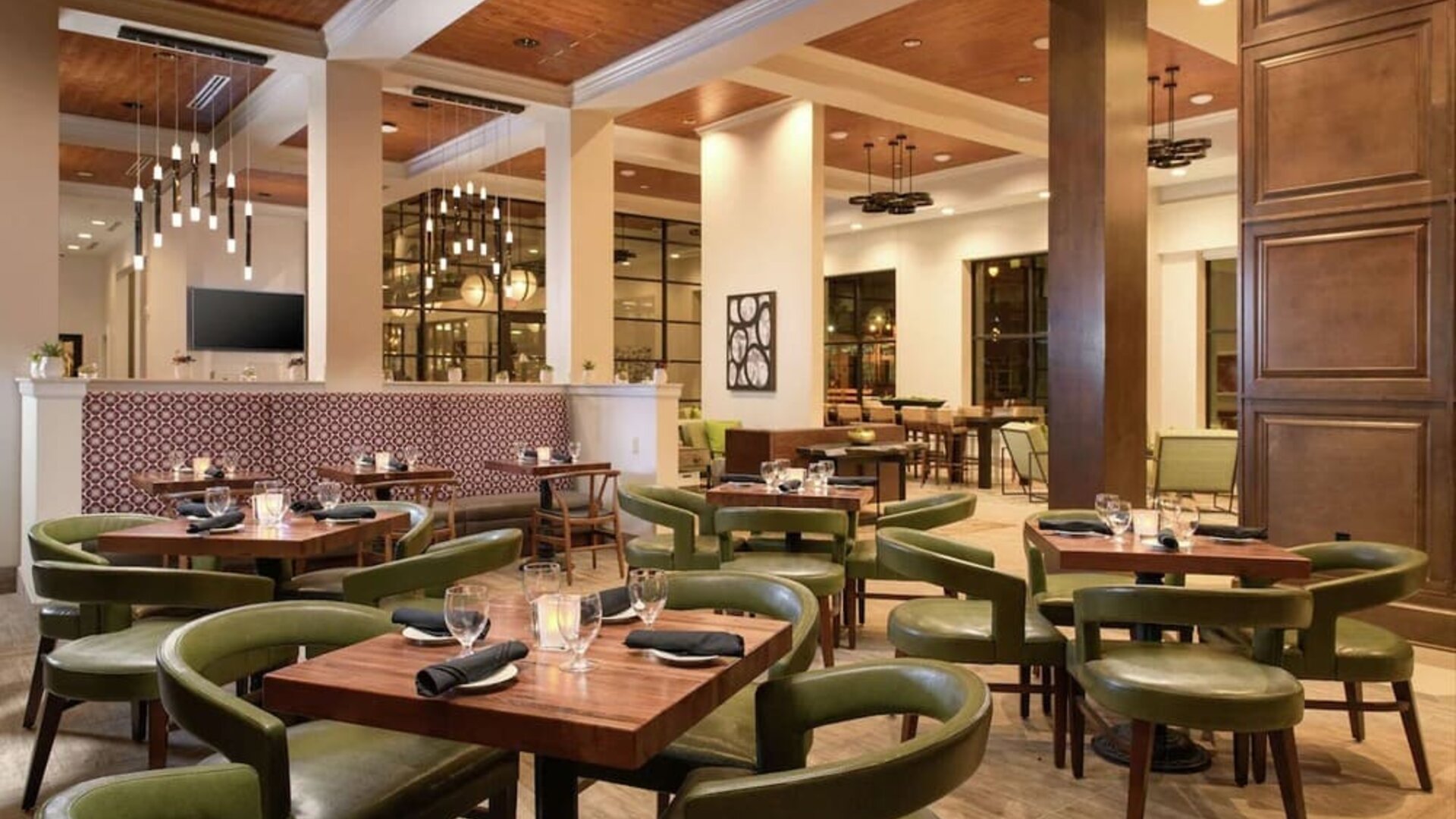 Dining area perfect for coworking at Hilton Garden Inn Memphis Downtown.