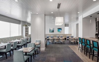 Dining area perfect for coworking at Hilton Garden Inn NYC Financial Center/Manhattan Downtown.
