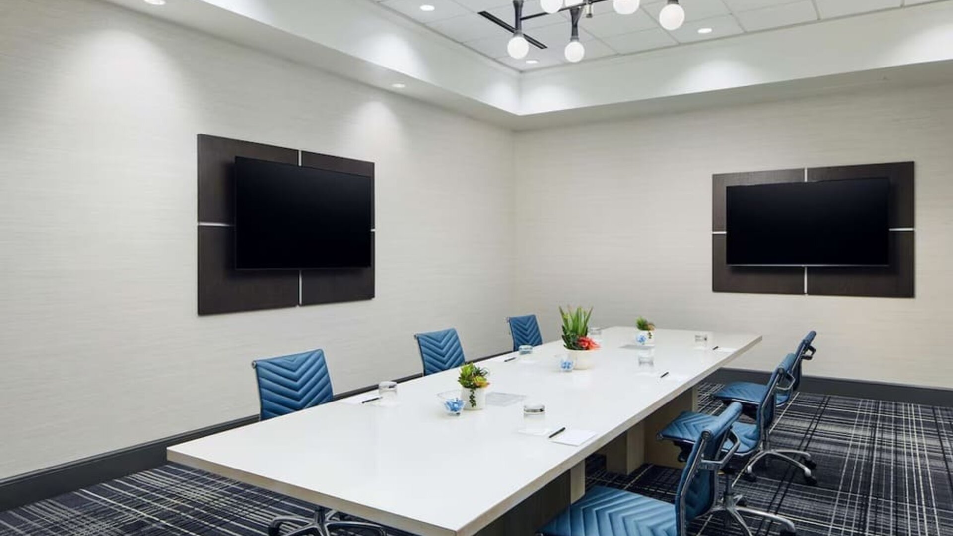 Meeting room at Hilton Charlotte Airport.
