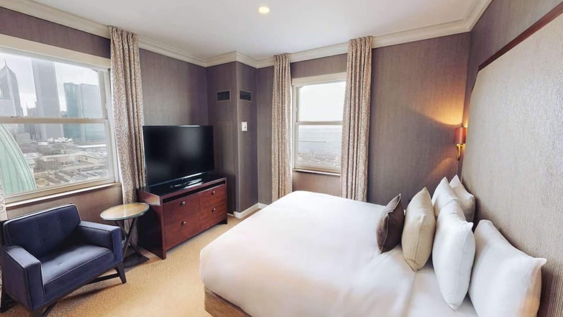 Day use room with natural light at Hilton Chicago.