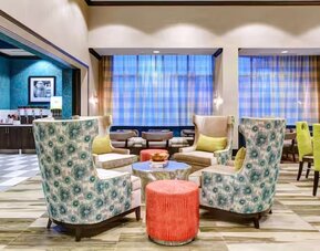 Lobby and coworking lounge at Hampton Inn & Suites By Hilton Atlanta Perimeter Dunwoody.