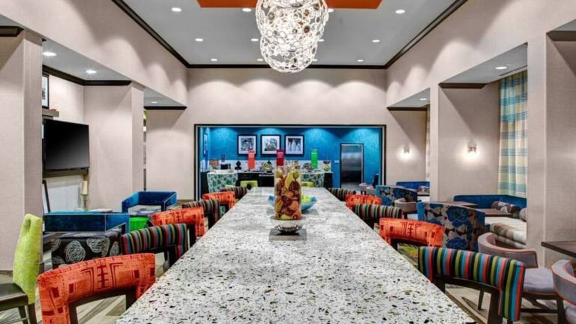 Dining area perfect for coworking at Hampton Inn & Suites By Hilton Atlanta Perimeter Dunwoody.