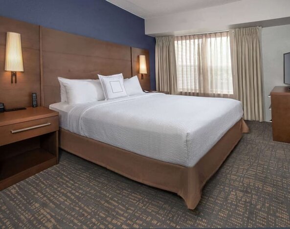 King bed at Sonesta ES Suites Baltimore BWI Airport.